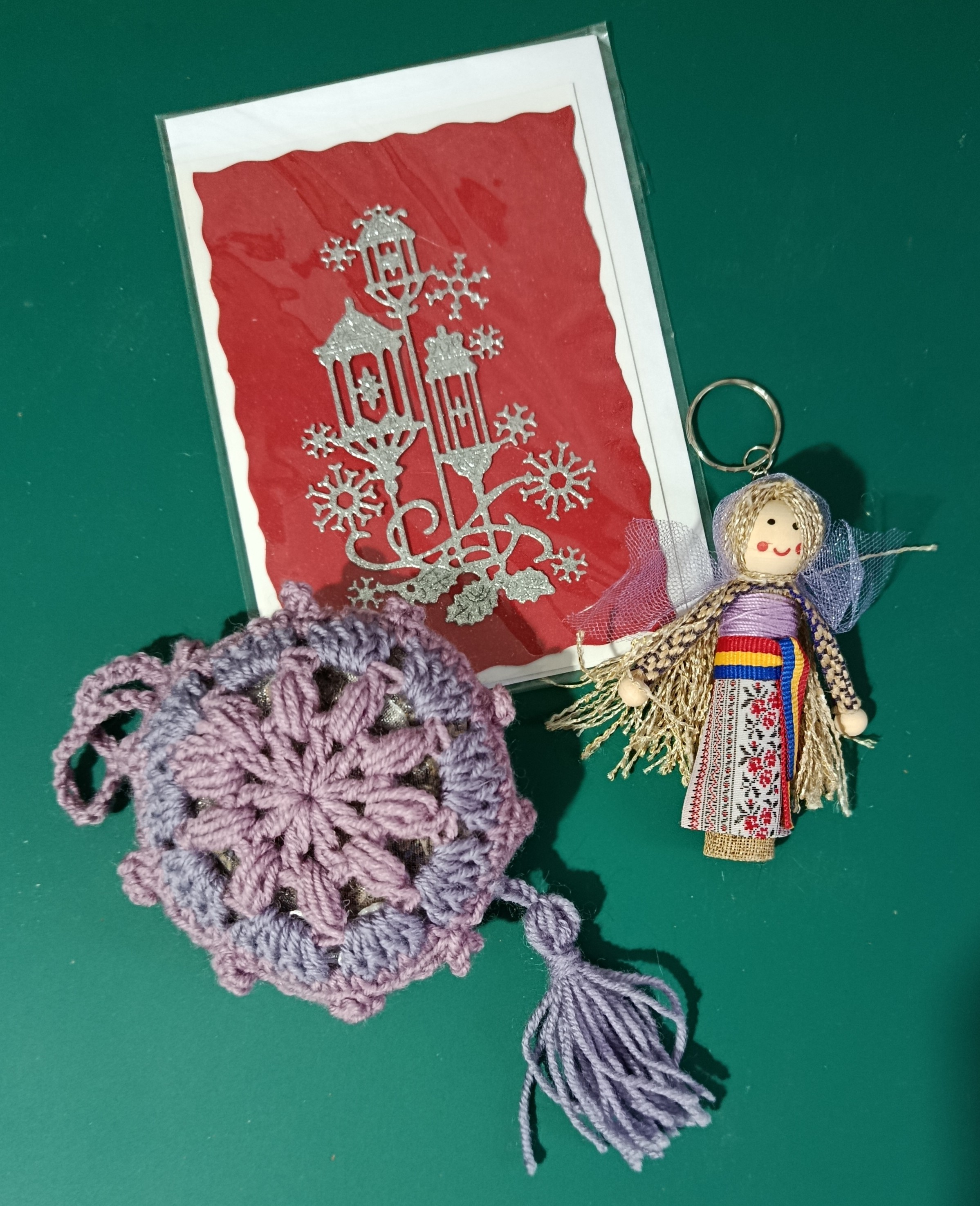 Set punguță, păpușă si felicitare roșie