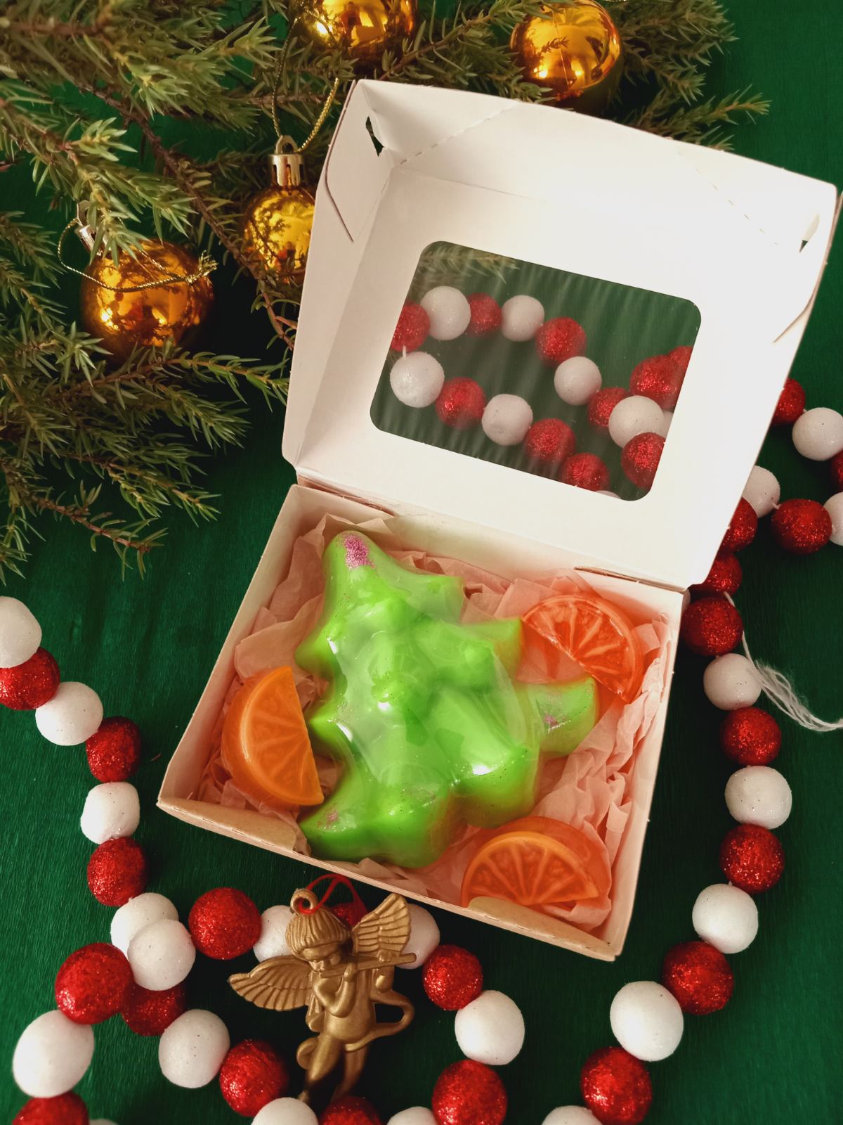 Brăduț și felii de mandarine